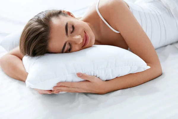 Poduszki Kobieta Białą Poduszkę Śpiące Łóżku Wysokiej Rozdzielczości — Zdjęcie stockowe