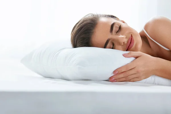 Almohadas Mujer Descansando Sobre Una Almohada Blanca Durmiendo Cama Alta — Foto de Stock