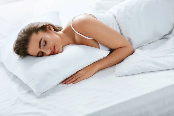 Bantal Lembut Wanita Yang Sedang Tidur Ranjang Putih Resolusi Tinggi — Stok Foto