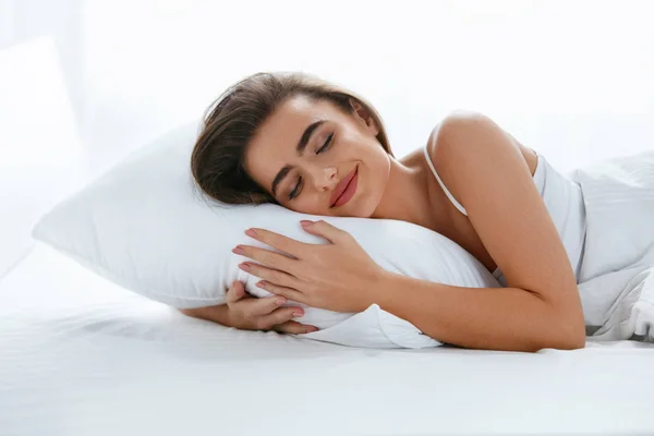 Almohadas Mujer Descansando Sobre Una Almohada Blanca Durmiendo Cama Alta —  Fotos de Stock
