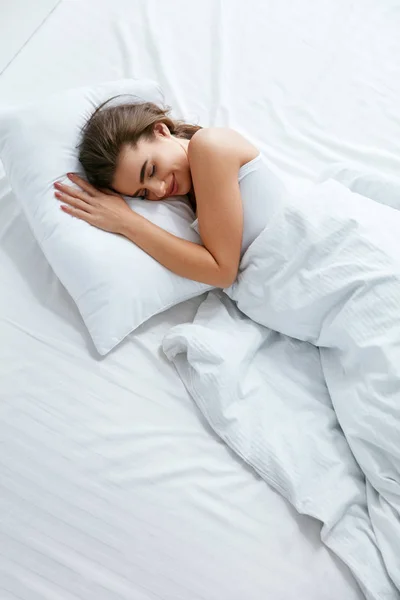 Sueño Saludable Mujer Durmiendo Cama Blanca Con Almohada Suave Colchón —  Fotos de Stock