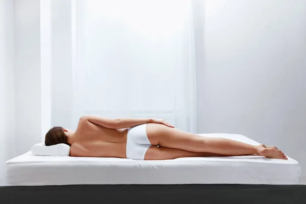 整形外科のマットレス 枕とベッドに横たわる女の背面します 高分解能 — ストック写真