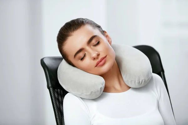 Almohada Viaje Mujer Joven Con Almohada Cuello Sentada Silla Alta — Foto de Stock