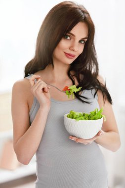 Hamile kadın sağlıklı salata yemek. Bebek göbek diyet beslenme üzerinde güzel kadın var. Yüksek çözünürlük