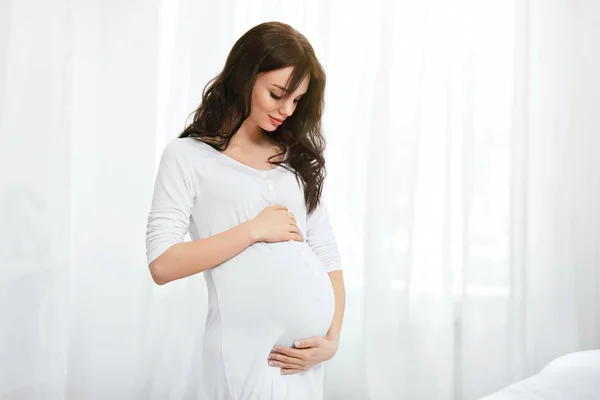 Kobieta Ciąży Brzuchem Baby Pomieszczeniu Piękne Uśmiechnięte Dziewczyny Bieli Wnętrza — Zdjęcie stockowe