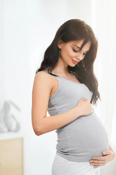Εγκυμοσύνη Χαμογελαστά Όμορφη Έγκυος Γυναίκα Κοιλιά Του Μωρού Στο Σπίτι — Φωτογραφία Αρχείου