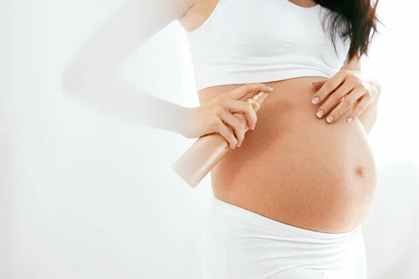 Hamile Kadın Cilt Bakımı Erkek Closeup Belly Petrol Uygulayarak Yüksek — Stok fotoğraf