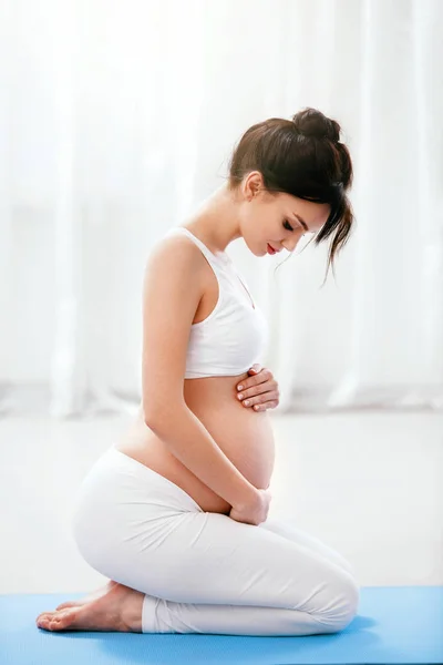 Těhotná Žena Cvičení Jógu Zacvičit Doma Doma Vysoké Rozlišení — Stock fotografie