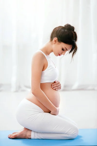 Donna Incinta Esercizio Fare Esercizio Yoga All Interno Casa Alta — Foto Stock