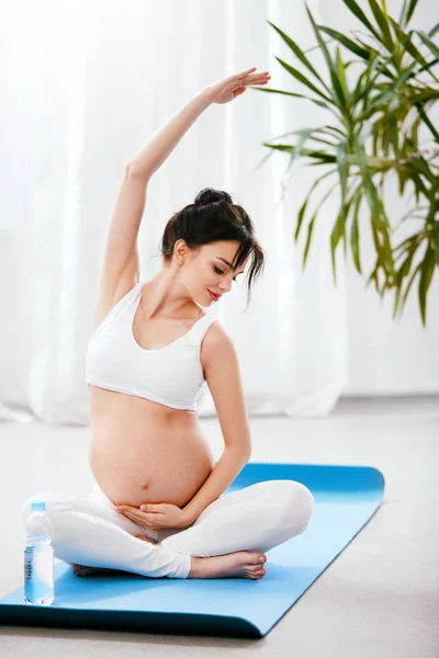 Donna Incinta Esercizio Fare Esercizio Yoga All Interno Casa Alta — Foto Stock