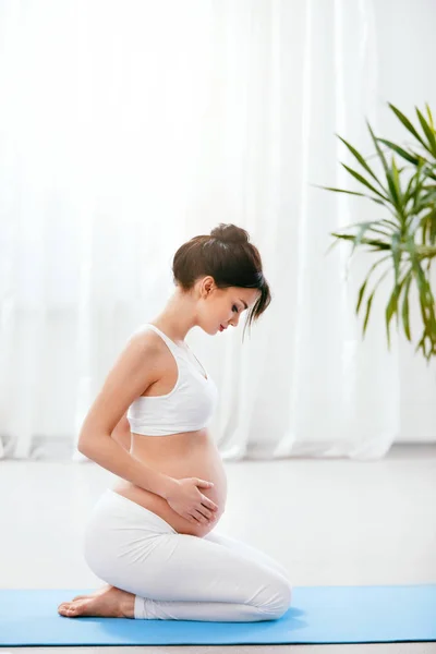 Pregnant Woman Exercising Doing Yoga Exercise Indoors Home High Resolution — Stock Photo, Image