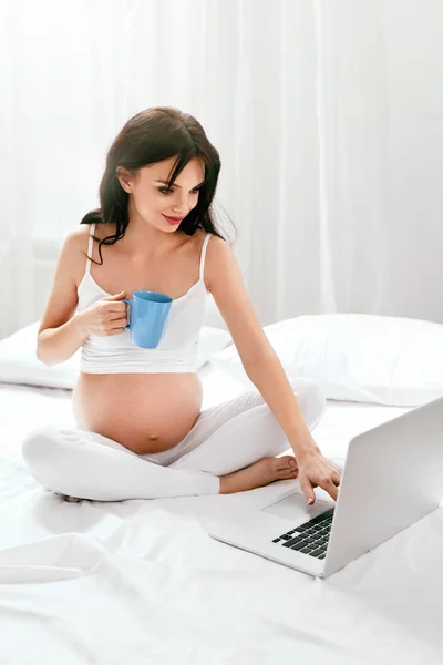 Kobieta Ciąży Pomocą Komputera Domu Piękna Dziewczyna Ciąży Pracy Notebooku — Zdjęcie stockowe