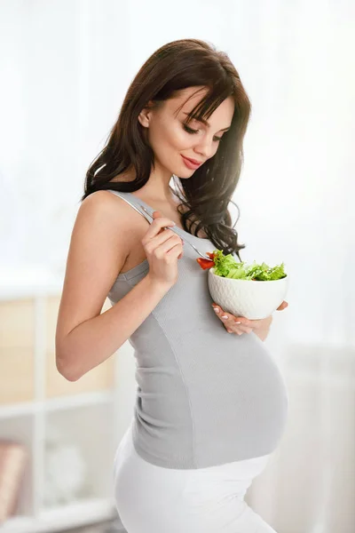 Těhotná Žena Jíst Zdravý Salát Krásná Žena Břichem Baby Dietní — Stock fotografie