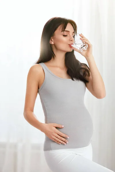 Pij Wodę Kobieta Ciąży Wody Pitnej Szkła Światła Wnętrza Wysokiej — Zdjęcie stockowe