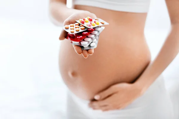 妊娠维生素和药物 接近腹部的孕妇手里拿着药片 高分辨率 — 图库照片