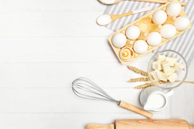 Malzemelerin üzerine beyaz masa pişirme. Çeşitli gıda ürünleri için fırın ışık arka plan üzerinde. Yüksek çözünürlük