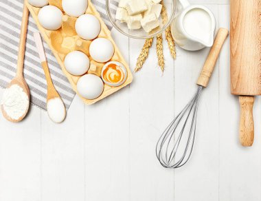 Malzemelerin üzerine beyaz masa pişirme. Çeşitli gıda ürünleri için fırın ışık arka plan üzerinde. Yüksek çözünürlük