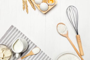 Malzemelerin üzerine beyaz masa pişirme. Çeşitli gıda ürünleri için fırın ışık arka plan üzerinde. Yüksek çözünürlük