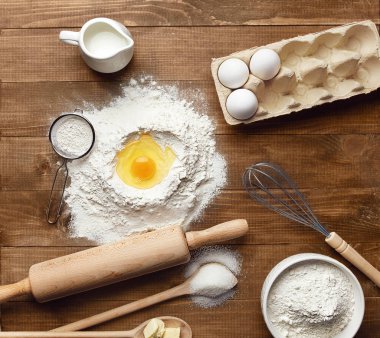 Masada ekmek malzemeler. Gıda katkı maddeleri ahşap arka plan üzerinde pişirme için kapatın. Yüksek çözünürlük