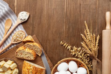 Ekmek pişirme. Fırın malzemeleri ve ahşap masa natürmort ürünlerde kapatın. Yüksek çözünürlük