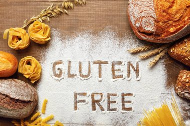Gluten Free Gıda ürünleri: Ekmek, makarna, ekmek ve un ahşap arka plan üzerinde. Yüksek çözünürlük