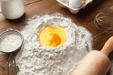 Masada ekmek malzemeler. Gıda katkı maddeleri ahşap arka plan üzerinde pişirme için kapatın. Yüksek çözünürlük