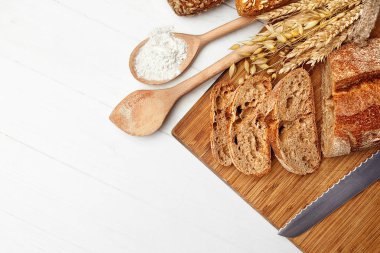 Ekmek. Taze malzemeler pişirme ile beyaz masada ekmek. Yüksek çözünürlük