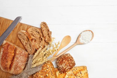 Ekmek. Taze malzemeler pişirme ile beyaz masada ekmek. Yüksek çözünürlük