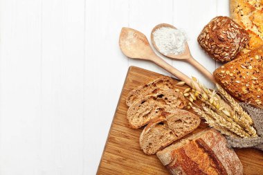 Ekmek. Taze malzemeler pişirme ile beyaz masada ekmek. Yüksek çözünürlük