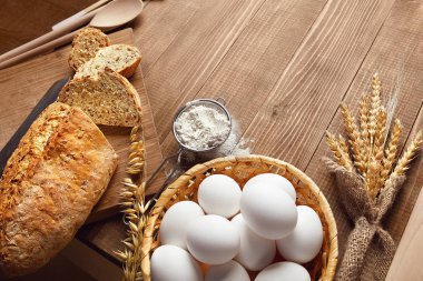 Ekmek pişirme. Fırın malzemeleri ve ahşap masa natürmort ürünlerde kapatın. Yüksek çözünürlük