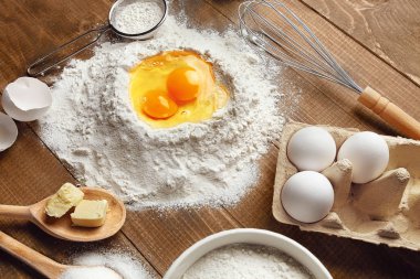 Gıda katkı maddeleri ev ahşap masa pişirme için. Ürünler ve arka plan üzerinde ekmek için kapatın. Yüksek çözünürlük