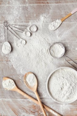 Beyaz un mutfak ahşap masa üzerinde farklı pişirme araçları. Yüksek çözünürlük