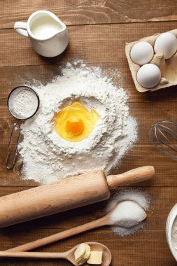 Masada ekmek malzemeler. Gıda katkı maddeleri ahşap arka plan üzerinde pişirme için kapatın. Yüksek çözünürlük