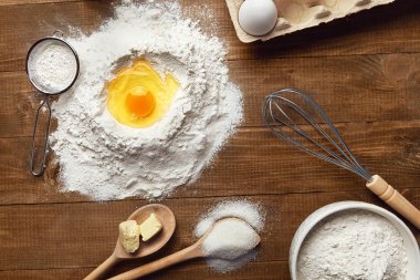 Masada ekmek malzemeler. Gıda katkı maddeleri ahşap arka plan üzerinde pişirme için kapatın. Yüksek çözünürlük