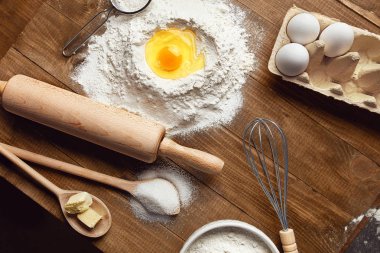 Masada ekmek malzemeler. Gıda katkı maddeleri ahşap arka plan üzerinde pişirme için kapatın. Yüksek çözünürlük