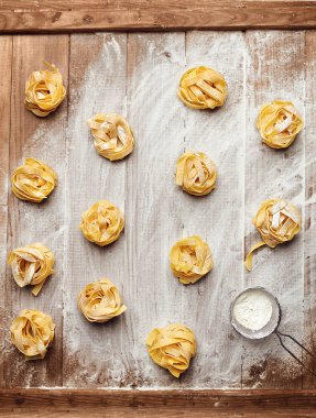 Evde makarna yapma. El closeup Pappardelle makarna iç içe. Yüksek çözünürlük