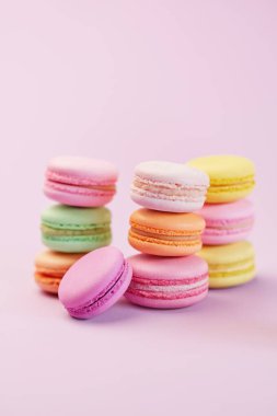 Tatlı. Renkli Macaroons kapatın. Farklı renkler Macarons pembe bir arka plan üzerinde. Yüksek çözünürlük