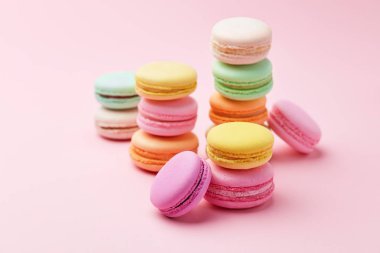 Tatlı. Renkli Macaroons kapatın. Farklı renkler Macarons pembe bir arka plan üzerinde. Yüksek çözünürlük