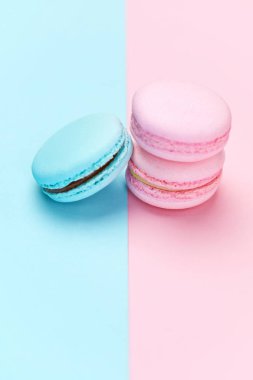 Tatlılar. Renkli Macaroons Pastel mavi pembe yakın çekim. Yüksek çözünürlük