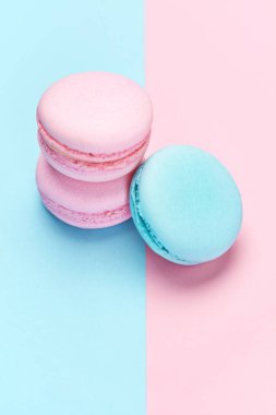 Tatlılar. Renkli Macaroons Pastel mavi pembe yakın çekim. Yüksek çözünürlük