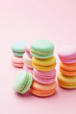 Tatlı. Renkli Macaroons kapatın. Farklı renkler Macarons pembe bir arka plan üzerinde. Yüksek çözünürlük