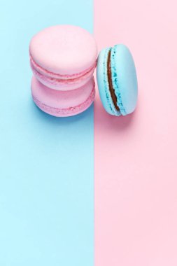 Tatlılar. Renkli Macaroons Pastel mavi pembe yakın çekim. Yüksek çözünürlük