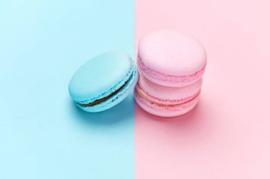 Tatlılar. Renkli Macaroons Pastel mavi pembe yakın çekim. Yüksek çözünürlük