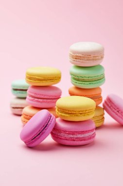 Tatlı. Renkli Macaroons kapatın. Farklı renkler Macarons pembe bir arka plan üzerinde. Yüksek çözünürlük
