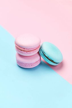 Tatlılar. Renkli Macaroons Pastel mavi pembe yakın çekim. Yüksek çözünürlük