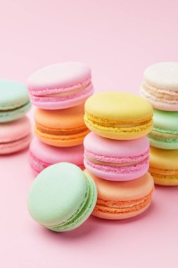 Tatlı. Renkli Macaroons kapatın. Farklı renkler Macarons pembe bir arka plan üzerinde. Yüksek çözünürlük