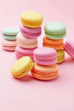 Tatlı. Renkli Macaroons kapatın. Farklı renkler Macarons pembe bir arka plan üzerinde. Yüksek çözünürlük