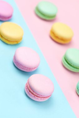 Tatlılar. Renkli Macaroons Pastel mavi pembe yakın çekim. Yüksek çözünürlük
