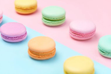 Tatlılar. Renkli Macaroons Pastel mavi pembe yakın çekim. Yüksek çözünürlük