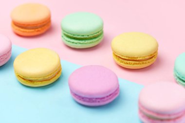 Tatlılar. Renkli Macaroons Pastel mavi pembe yakın çekim. Yüksek çözünürlük